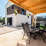 Villa Luan Near Pula By Istrabook Loborika